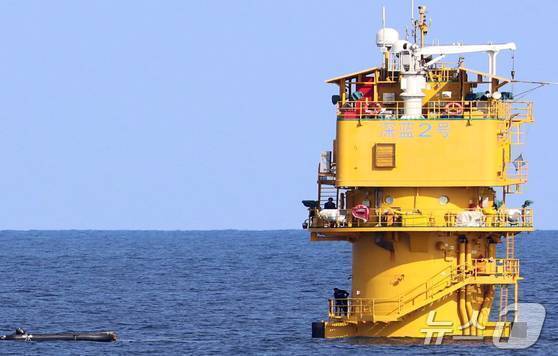 중국이 서해 한중 잠정조치수역에 설치한 '선란 2호'에서 중국 측 관리 인원이 포착된 사진.(이병진 의원실 제공) ⓒ News1