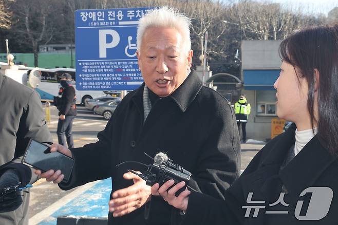 소녀상 철거를 요구하며 위안부 피해자들을 모욕한 혐의를 받는 위안부법폐지국민행동의 김병헌 대표가 3일 오전 경찰 조사를 받기 위해 서울 서초경찰서에 출석했다. 김 대표의 경찰 조사 출석에 동행한 류석춘 전 연세대 교수가 취재진의 질문에 답하고 있다. 2026.2.3/뉴스1 ⓒ News1 이광호 기자