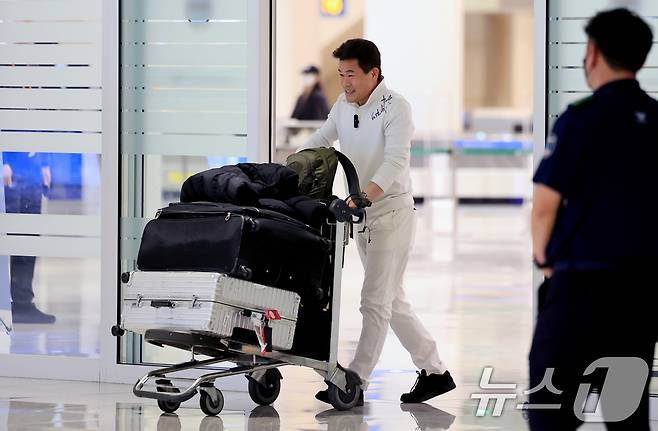 전한길 전 한국사 강사가 3일 인천국제공항 제2여객터미널을 통해 귀국하고 있다. 2026.2.3/뉴스1 ⓒ News1 이호윤 기자