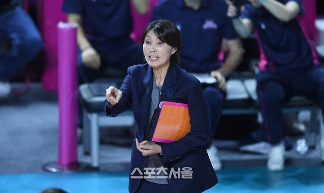 흥국생명 요시하라 토모코 감독이 20일 인천 삼산월드체육관에서 열린 2025~2026 V-리그 GS칼텍스와 경기에서 작전지시를 하고 있다.  2025. 11. 20. 삼산 | 최승섭기자 thunder@sportsseoul.com