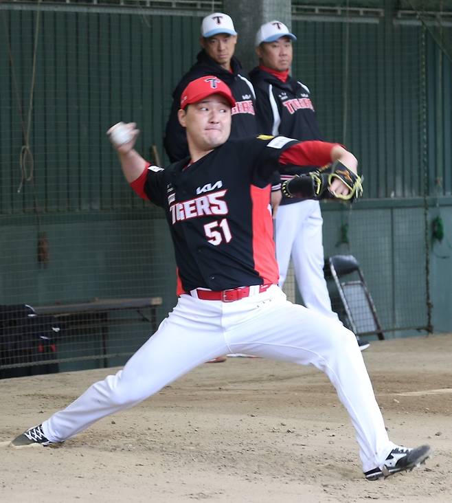 KIA 전상현이 2026 일본 아마미오시마 스프링캠프에서 불펜피칭을 하고 있다. 사진 | KIA 타이거즈