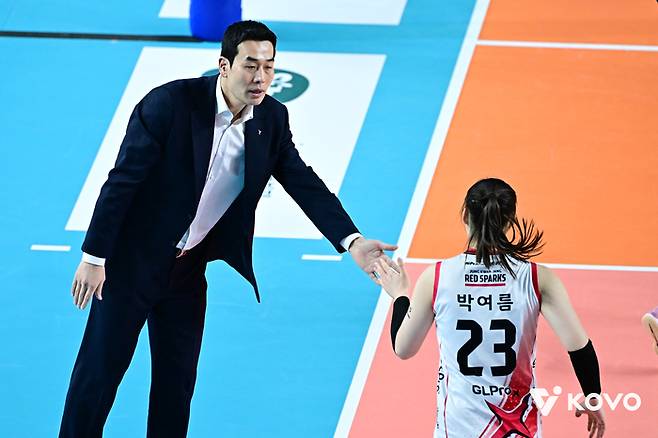 정관장 고희진 감독과 박여름이 하이파이브를 하고 있다. 제공 | 한국배구연맹