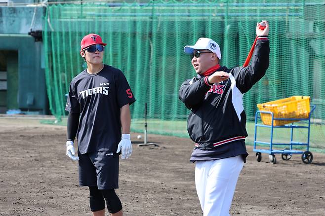 KIA 타이거즈 김도영(왼쪽)과 이범호 감독이 타격 훈련을 하며 대화를 나누고 있다. 사진제공=KIA 타이거즈