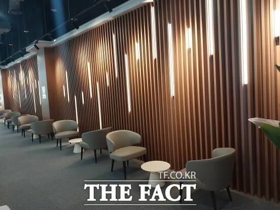 주말이면 열람석이 턱없이 부족한 포항시립포은흥해도서관 2·3층 자료실에는 불필요한 쉼터가 많다. 이곳은 1일 하루 종일 이용객이 단 한 명도 없었다. /박진홍 기자