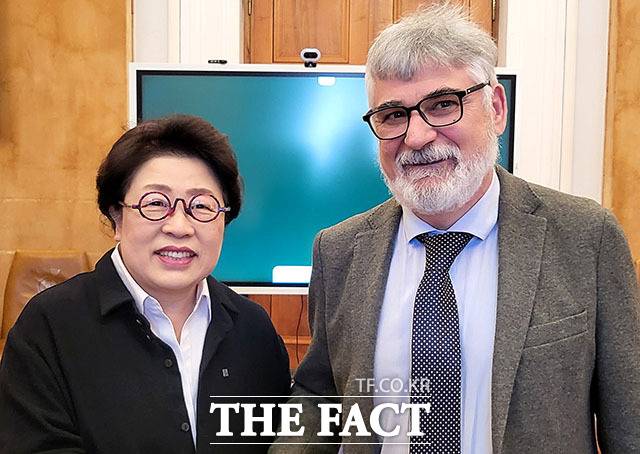 상명대와 이탈리아 사피엔차 대학이 교류 및 협정체결 논의를 마친 후 김종희 총장(왼쪽)과 카를로 마씨모 카씨올라(Carlo Massimo Casciola) 공과대학장이 기념사진을 찍고 있다. /상명대학교