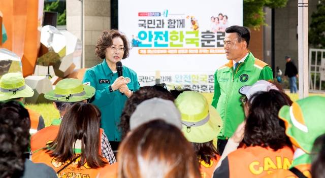 지난해 5월 23일 박희영 용산구청장이 이촌동 래미안첼리투스에서 열린 ‘국민과 함께 안전한국훈련’에 참석해 당부의 말을 전하고 있다. /용산구