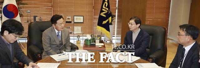 3일 전주시 완산구 만성동 전북혁신도시 내 국민연금공단 이사장실에서 김관영 전북도지사(왼쪽)와 김성주 국민연금공단 이사장이 전북 금융중심지 지정 및 자산운용 금융 생태계 조성 협력 방안 등에 대해 논의하고 있다. /전북도