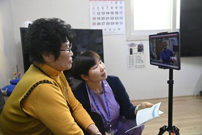 지난달 15일 전북 남원시 금지면 용전경로당에서 노소남씨가 방문간호사의 도움을 받아 이승현내과의원 원장에게 비대면진료를 받고 있다. 이전까지 노씨는 2주에 한번씩 고혈압 약을 처방받기 위해 왕복 4시간이 걸리는 남원시내 의원을 직접 방문해야 했다. 남원시.