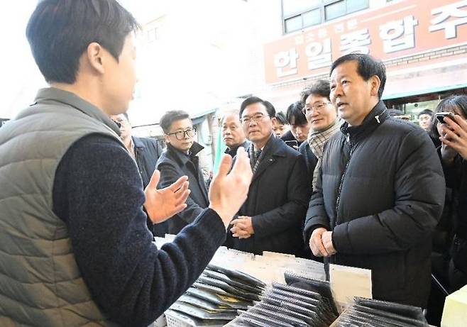 구윤철 경제부총리 겸 재정경제부 장관이 2일 설 명절 성수품 수급동향 및 설 민생안정대책의 이행상황 점검을 위해 천안 중앙시장을 찾아 주요 점포에서 물품을 구입하며 민생 현장 물가를 점검하고 있다. 재정경제부