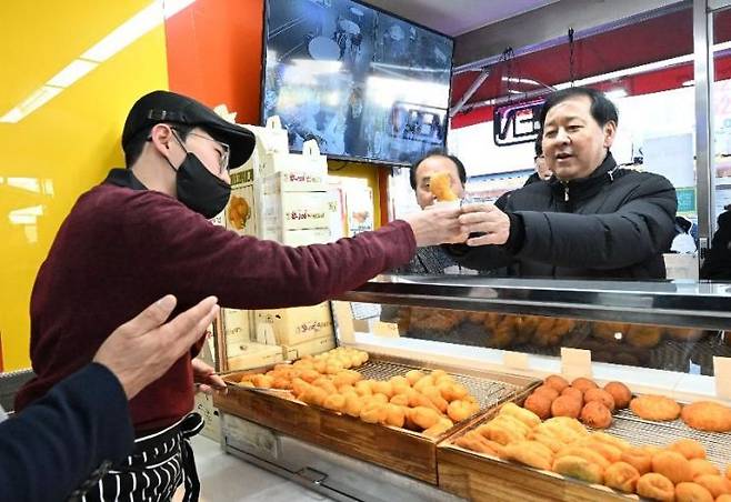 구윤철 경제부총리 겸 재정경제부 장관이 2일 충남 천안시 중앙시장을 둘러보며 설 물가동향을 점검하고 있다. 재정경제부