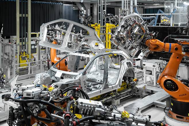 지난달 28일 슬로바키아 수도 브라티슬라바에 있는 포르셰의 차세대 전기 SUV '카이엔 일렉트릭' 전용 차체 공장에서 로봇 팔이 차체에 문 등 각종 부품을 부착하고 있다. 3만5000㎡ 공장 안에 로봇 430대를 배치해 공정 자동화율이 91%에 달한다. /포르셰