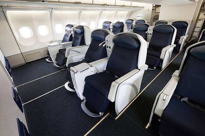 파라타항공이 지난해 말 일본 나리타와 베트남 푸꾸옥 노선에 ‘비즈니스 스마트’ 클래스를 선보였다. 총 18석 규모이며, 2-2-2 배열을 적용했다. /파라타항공