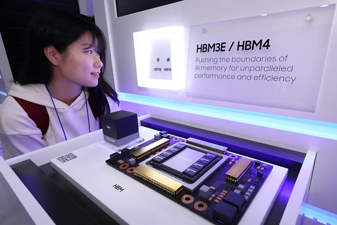 지난해 10월 서울 강남구 코엑스에서 열린 제27회 반도체 대전(SEDEX 2025)을 찾은 관람객이 삼성전자 부스에서 HBM4를 둘러보고 있다. /뉴스1