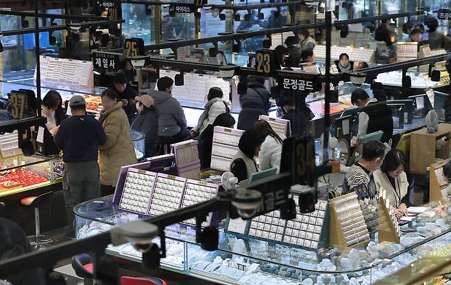 국제금값이 온스당 5500달러를 돌파한 지난달 29일 서울 종로구 귀금속 상가에서 고객들로 가득차 있다. /뉴스1