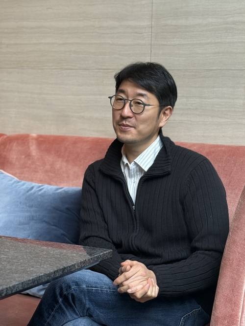 박준우 셰프는 제철 음식을 통해 로컬의 삶을 알 수 있다고 말한다.