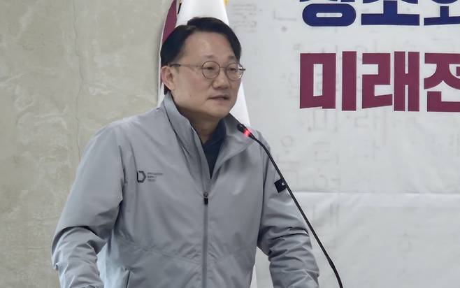 김태원 나우코스 대표는 2일 청소년들에게 장학금을 전달하면서 "각자의 자리에서 자신만의 방식으로 사회에 긍정적인 변화를 만들어가는 사람이 되길 기대한다"고 말했다. 세종시 제공