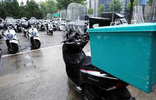 서울 강남구 역삼동 배달대행 업체 앞에 배달용 바이크가 주차되어 있다. 뉴스1