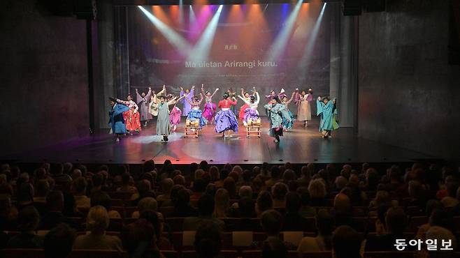 정선의 뮤지컬 퍼포먼스 ‘아리아라리’가 문화체육관광부의 ‘로컬 100’에 선정됐다. 사진은 지난해 6월 에스토니아 타르투에서 열린 ‘한국 문화의 날’에 공식 초청돼 공연 중인 아리아라리 모습. 정선군 제공