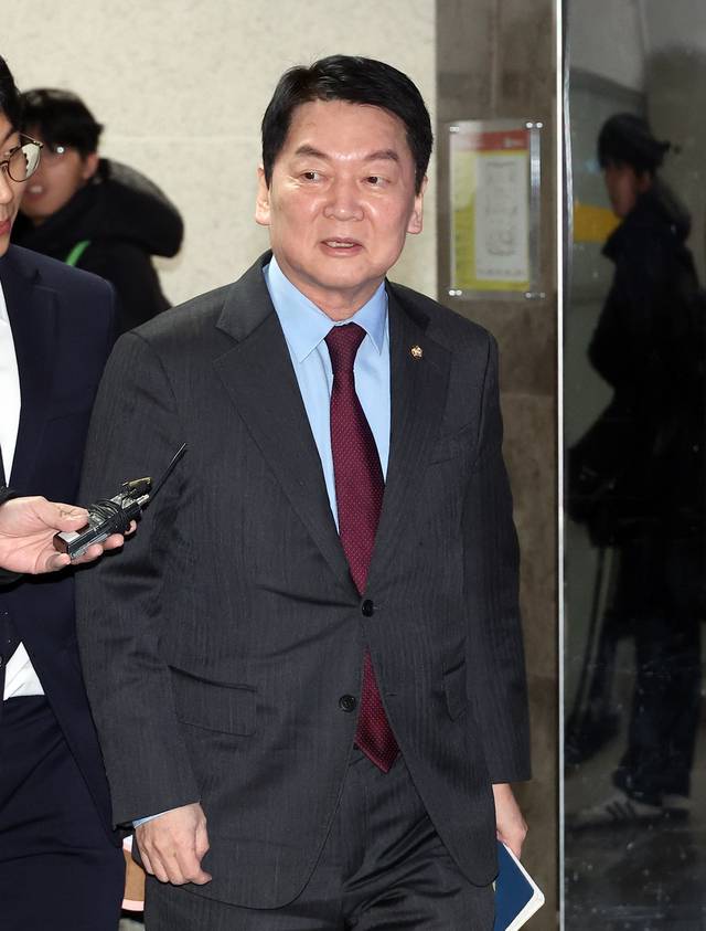 안철수 국민의힘 의원이 지난달 20일 서울 국회 의원회관에서 열린 초재선모임인 ‘대안과미래’ 간담회에 참석하기 위해 입장하고 있다. [연합뉴스]