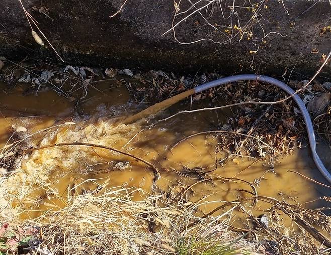 2024년 12월 경남 산청군 삼장면 덕교리에 사는 한 주민이 사용하는 지하수에서 흙탕물이 쏟아져나오고 있다. 삼장지하수보존 비상대책위원회 제공.