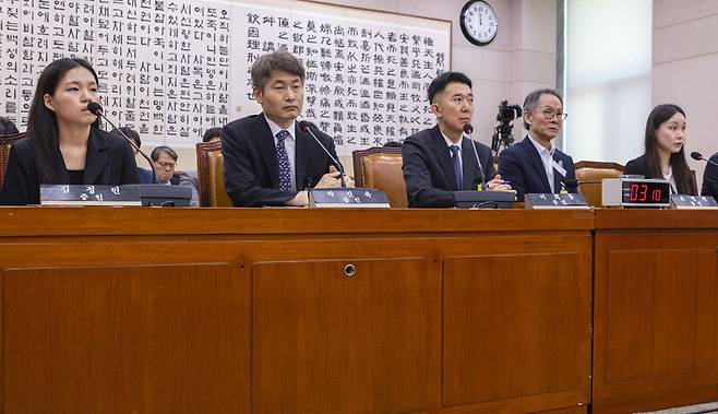지난해 9월 국회 법제사법위원회 법안심사1소위원회에서 열린 검찰개혁 입법청문회에서 서울남부지검에서 건진법사 전성배씨 관련한 수사를 담당했던 검사들과 압수수색 증거품인 ‘관봉권’을 관리했던 검찰 수사관들이 출석한 모습. (왼쪽부터) 김정민 서울 남부지검 수사관, 박건욱 대구지검 인권보호관(전 서울남부지검 부장검사), 이희동 부산고검 검사(전 서울남부지검 1차장 검사), 남경민 서울남부지검 수사관. 연합뉴스