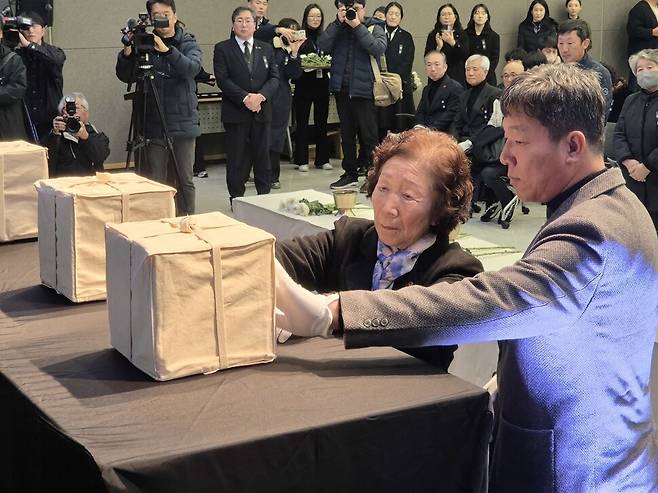 3일 제주시 봉개동 제주4·3평화공원 평화교육센터에서 신원이 확인된 4·3희생자 임태훈의 유해함에 딸 임진옥씨(왼쪽)가 이름표를 붙이고 있다. 서보미 기자