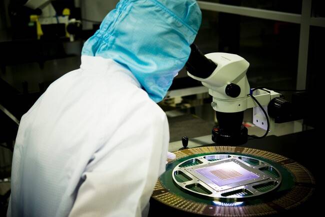 에스케이(SK)하이닉스의 반도체 공장 내 클린룸(청정실). 에스케이하이닉스 뉴스룸 제공