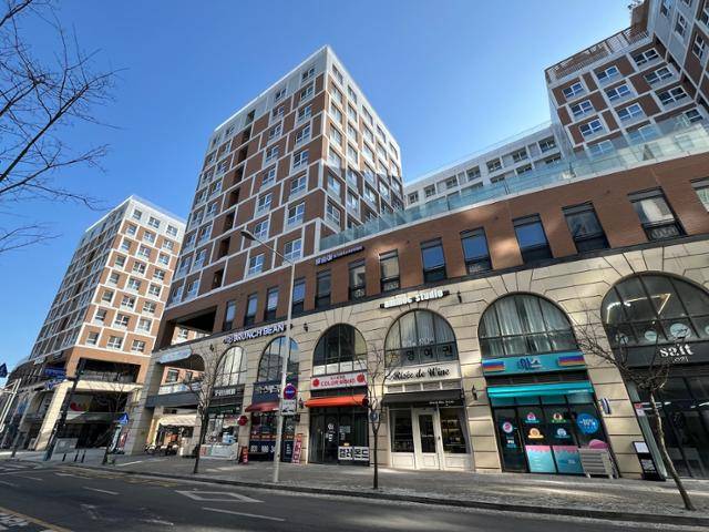 지난달 27일 찾아간 경기 김포시 김포골드라인 운양역 앞 A오피스텔. 한국토지주택공사(LH)가 15호를 매입해 신혼부부용 공공임대주택으로 내놨지만 입주자를 못 찾아 1년 넘게 비어 있다. 김민호 기자