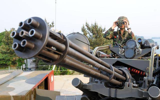 연평도에 설치된 우리 군의 20㎜ 발칸포. 한국일보 자료사진
