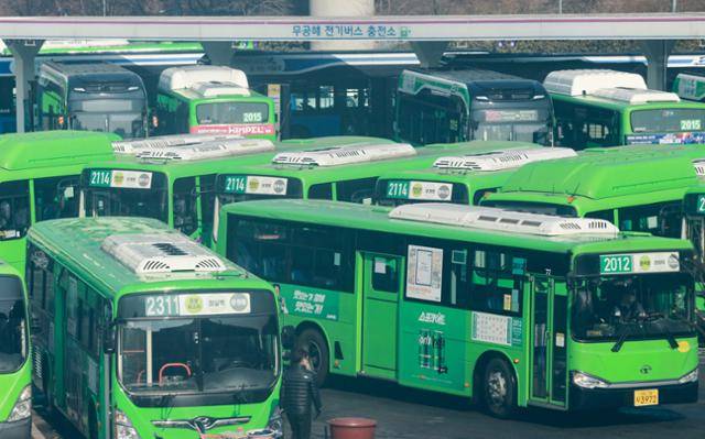 서울시내 한 버스 종점에 시내버스들이 모여있다. 사진은 기사와 직접 연관이 없음. 연합뉴스