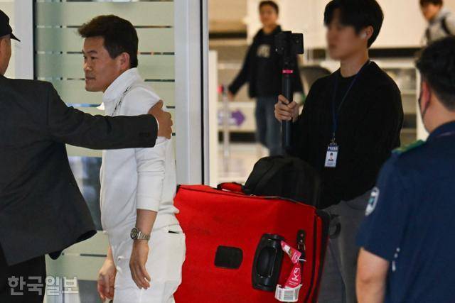 극우 유튜버 전한길(왼쪽)씨가 3일 인천국제공항 제2여객터미널로 입국하고 있다. 영종도=강예진 기자