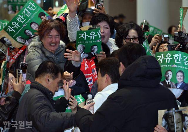 극우 유튜버 전한길이 3일 인천국제공항 제2여객터미널로 입국해 지지자들과 인사하고 있다. 영종도=강예진 기자