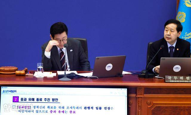 이재명 대통령이 3일 청와대 본관에서 열린 제4회 국무회의에서 구윤철 부총리 겸 재경부 장관의 보고를 듣고 있다. 왕태석 선임기자