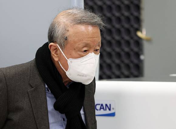 홍원식 전 남양유업 회장이 29일 서울중앙지법에서 열린 특정경제범죄 가중처벌법상 횡령·배임, 배임수재 등 혐의 사건 선고 공판을 마친 뒤 밖으로 나서고 있다. [사진=연합뉴스]