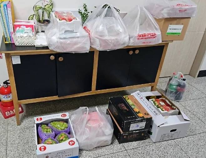 보육원 방문 사진. 온라인 커뮤니티 캡쳐