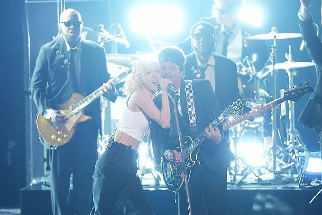 그래미 오프닝 공연하는 로제(왼쪽)와 브루노 마스. AP=연합뉴스