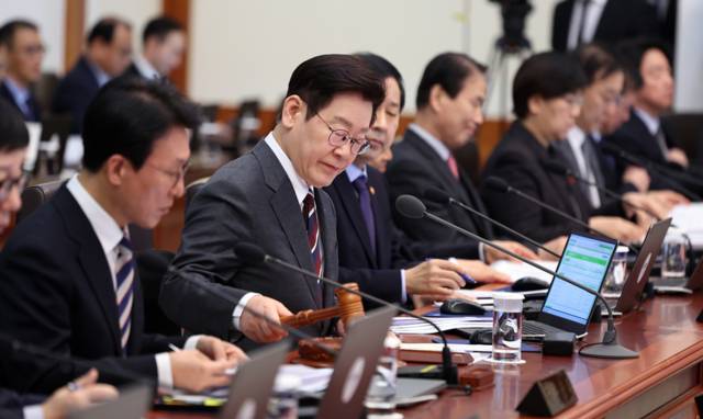 ▲ 이재명 대통령이 3일 청와대에서 의사봉을 두드리며 국무회의 개회를 선언하고 있다. 연합뉴스