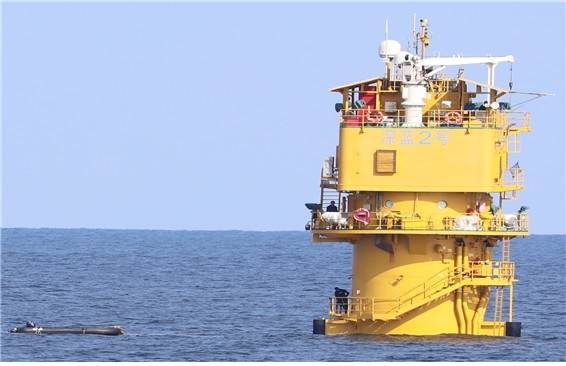 ▲중국 서해 구조물에서 활동하는 인력 식별(인천=연합뉴스) 서해 한중 잠정조치수역에 설치된 중국 구조물. 22일 해양경찰청 국정감사에서 민주당 이병진 의원은 이 사진에서 인력이 처음 식별됐다고 주장하며, 양식장 구조물이라는 중국 측 주장과 달리 군사 목적으로 활용될 소지가 있다고 강조했다. 2025.10.23 [연합뉴스]