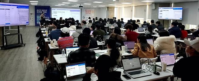 건국대 부동산대학원 테크포럼이 지난달 30일 원우 및 가족 80여 명을 대상으로 AI 교육 과정을 개최했다.