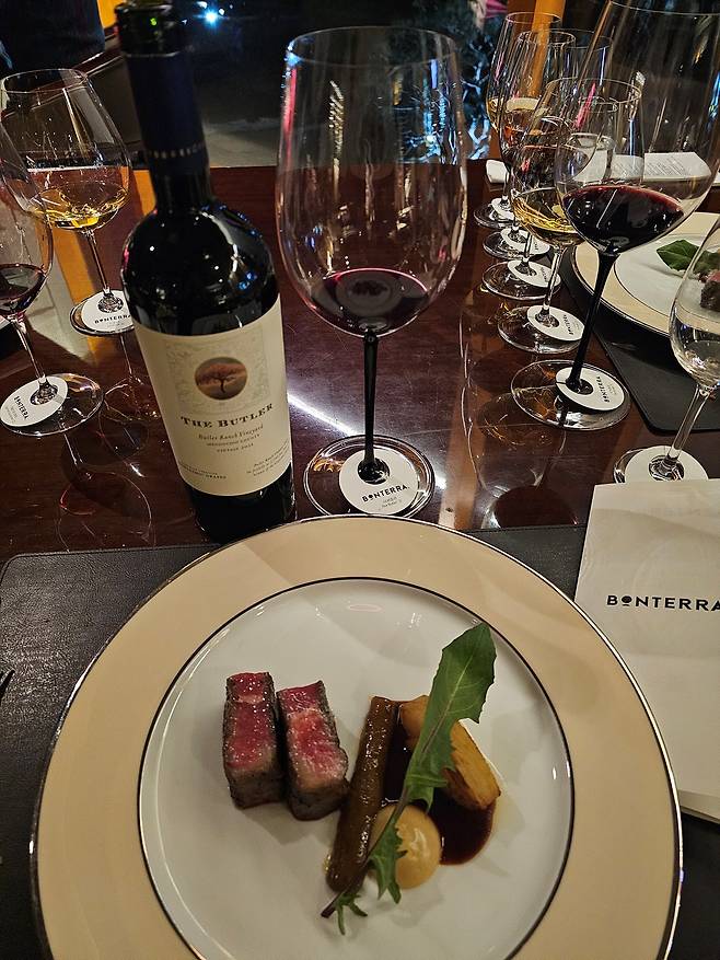 씹을수록 고소한 풍미가 배가 되는 드라이 에이지드 한우++ 채끝 등심과 쌉싸름한 초콜릿 풍미의 본테라 더 버틀러 '21(사진=정상미)