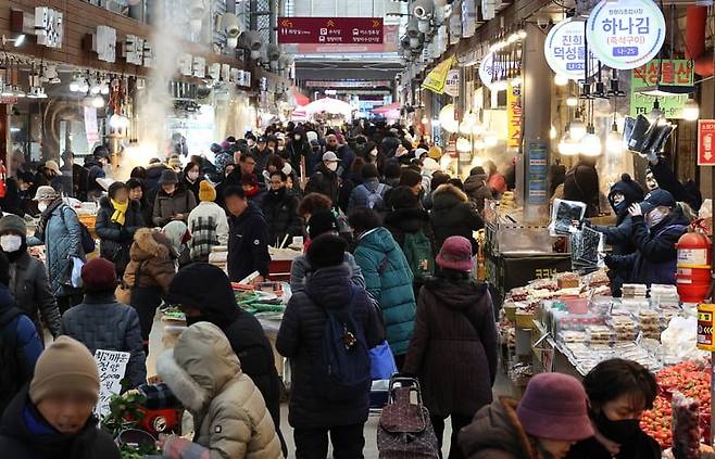 서울의 한 전통시장에서 시민들이 장을 보고 있다.  /연합뉴스