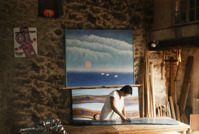 1980년대 프랑스 남부의 작업실에서 작업하는 이성자 작가. /화이트큐브