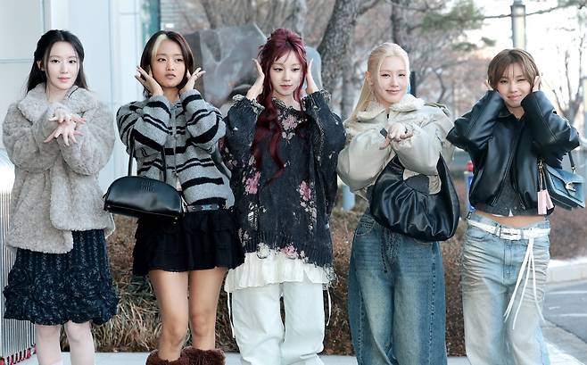 걸그룹 아이들이 방송국에 들어서며 신곡 포인트 안무를 선보이고 있다. 사진=뉴스1