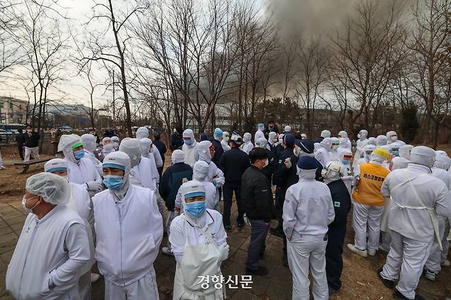 3일 경기 시흥시 정왕동 SPC삼립 시화공장에서 화재가 발생, 공장 관계자들이 대피해 있다. 2026.2.3 시흥 | 성동훈 기자