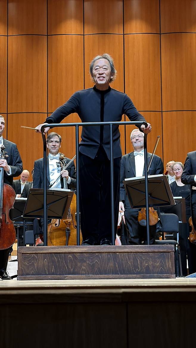 Chung Myung-whun greets the audience after the inaugual concert at the Pyeongtaek Arts Center on Friday in Pyeongtaek, Gyeonggi Province. (Park Ga-young/The Korea Herald)
