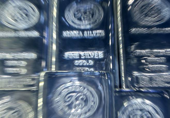 Silver bars are on display at a gold and jewelry shop in Seoul on Feb. 2. [NEWS1]