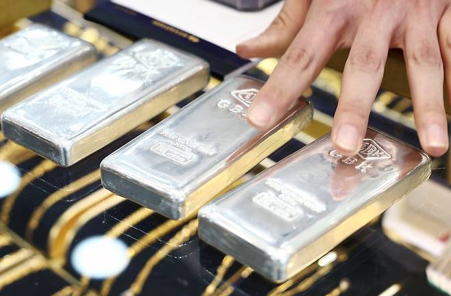 Silver bars are displayed at a jewelry shop in central Seoul on Feb. 1. [NEWS1]