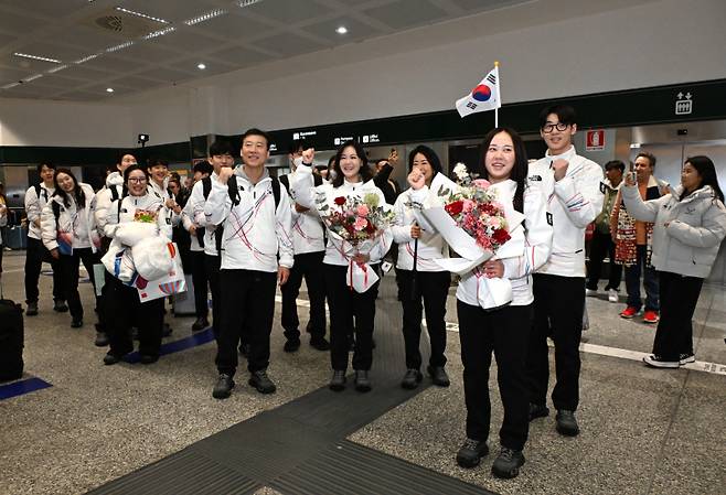 2026 밀라노·코르티나담페초 동계올림픽에 출전하는 대한민국 선수단 본진이 1월31일(한국시간) 이탈리아 밀라노 말펜사국제공항에 도착해 꽃다발을 받고 있다. 연합뉴스