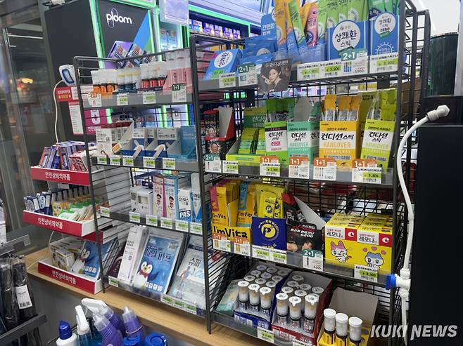서울 시내 한 편의점 건강기능식품 매대 모습. 이다빈 기자