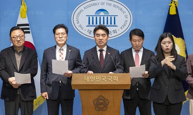 국민의힘 초재선 모임인 ‘대안과 미래’ 소속 의원들이 지난달 14일 국회 소통관에서 한동훈 전 대표 제명과 관련한 기자회견을 하고 있다. 연합뉴스